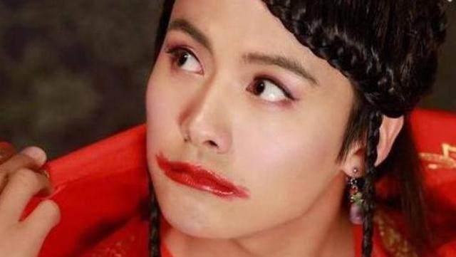 男明星涂口红,胡歌惊艳,郑恺搞笑,黄子韬最美,但都败给了他