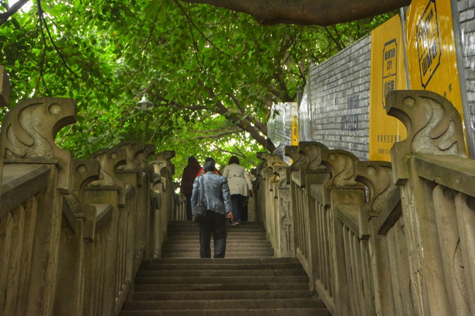 石头门框上刻着"厚庐"两个字,这里曾是四川军阀刘湘下属兰文斌师长的