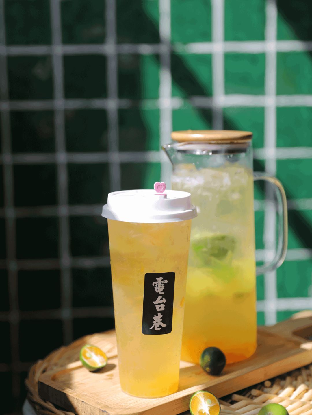 光果肉店里专门配备了吃水果专用的长柄水果叉哦爽利地仰头大口畅饮啊