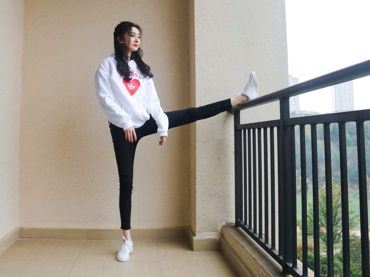 在杨幂的街拍中就能看出她腿部的肌肉,穿着紧身健美短裤,腿部肌肉线条