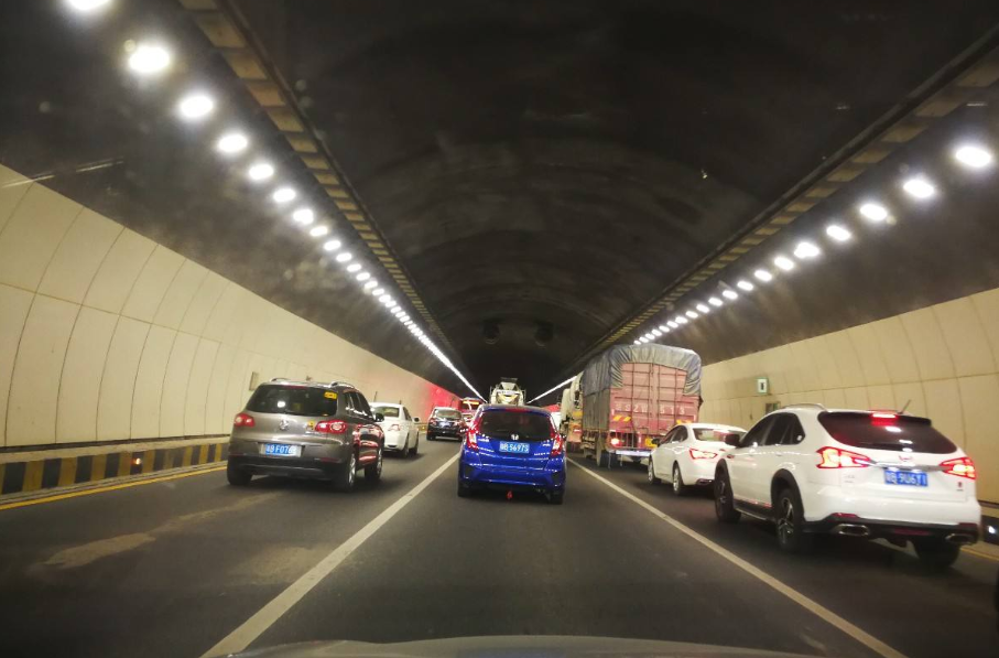 老司机开车进隧道为啥只走左车道看完缘由表示以前都错了