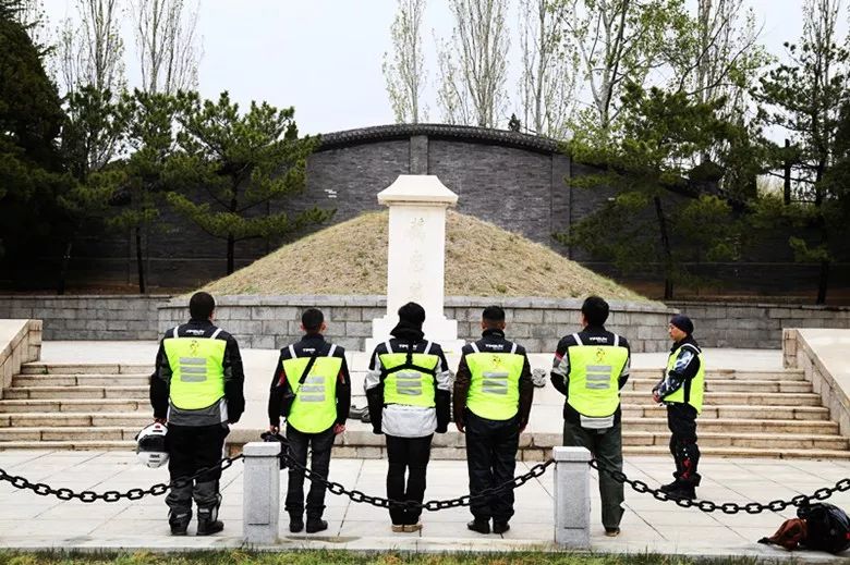 下午我们来到第二个祭取地点,"土城子狙击战纪念碑"位于大连旅顺三涧
