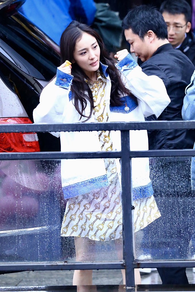 杨幂录综艺路上可爱营业 对粉丝甜笑比心温柔似水