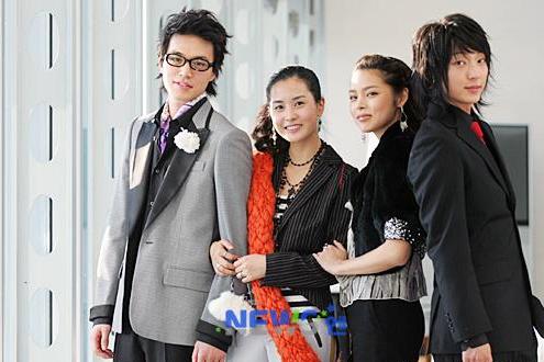 李准基在剧中饰演的是多金帅气的徐正宇,在遇到女主周幼琳之前就是一