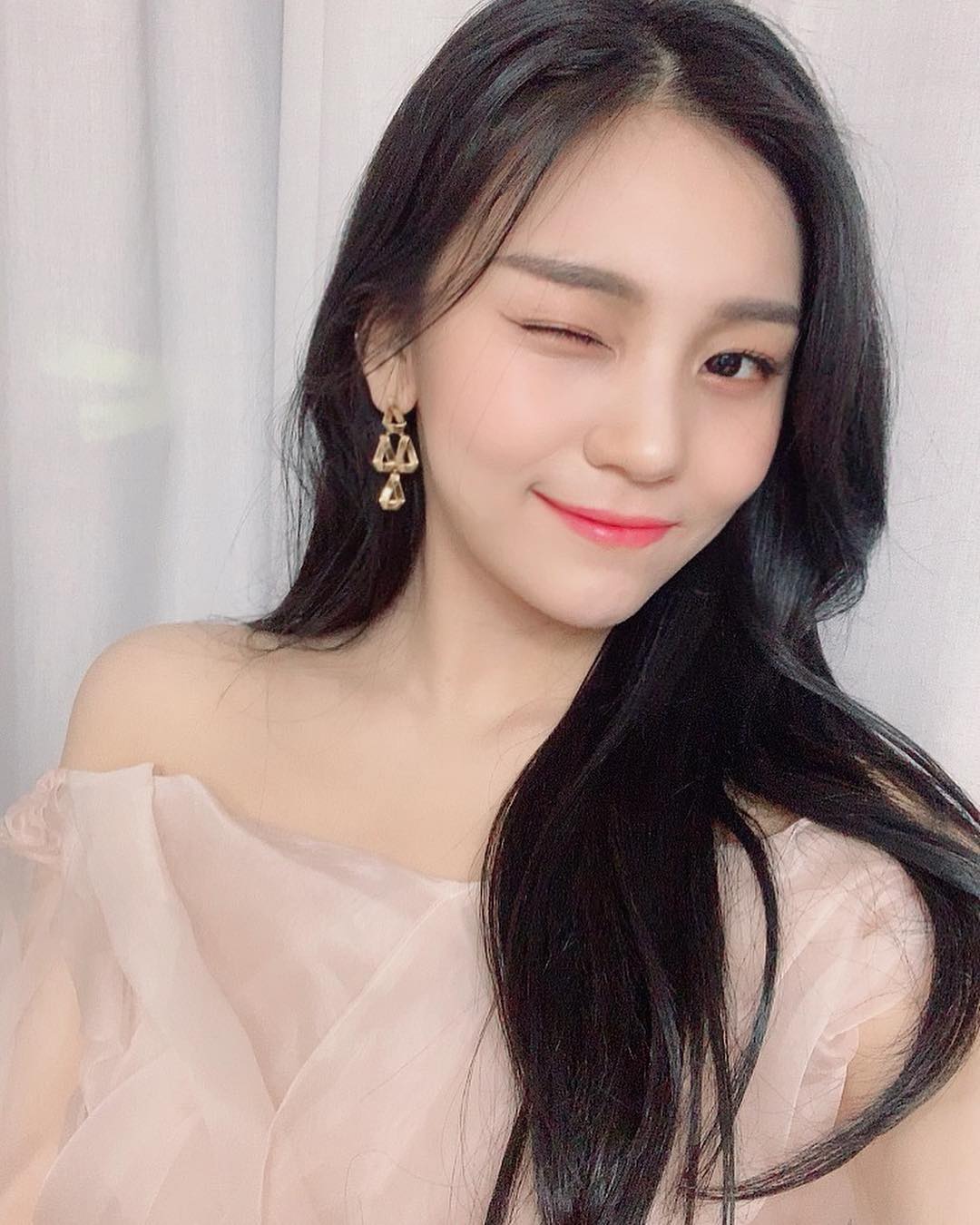 引发韩网热议的严智近况!摆脱婴儿肥更加耀眼的成熟美