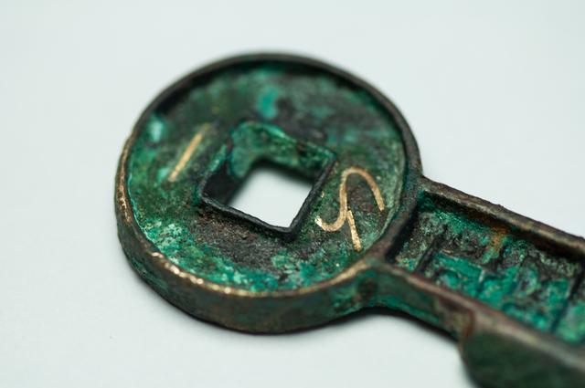 王莽新朝时期的金错刀在美国竟然拍出了这个价