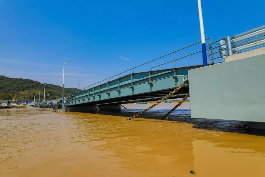 而白峰外峙鹽場,位於穿山半島北側的牛軛港畔,隔海與大榭島和舟山本島