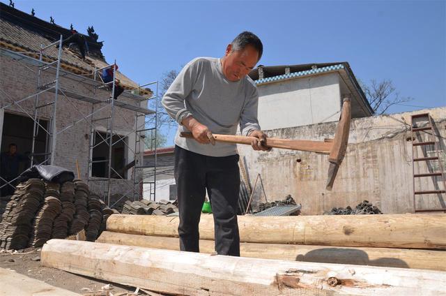 河南农村最后的泥瓦匠,爬高上低一天挣200元,感慨手艺无人传承