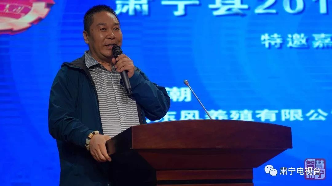 耿树凯为我县优秀青年颁奖.