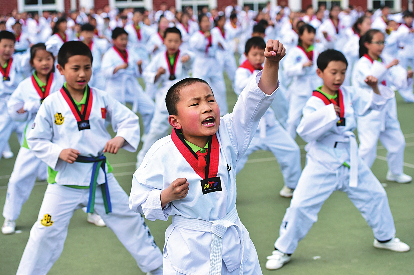 雙塔南巷小學的學生們在運動會上展示跆拳道表演.