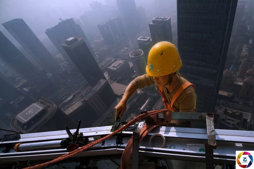 原创民工兄弟在粉尘中作业瞬间面目全非这些劳动场景让人震撼