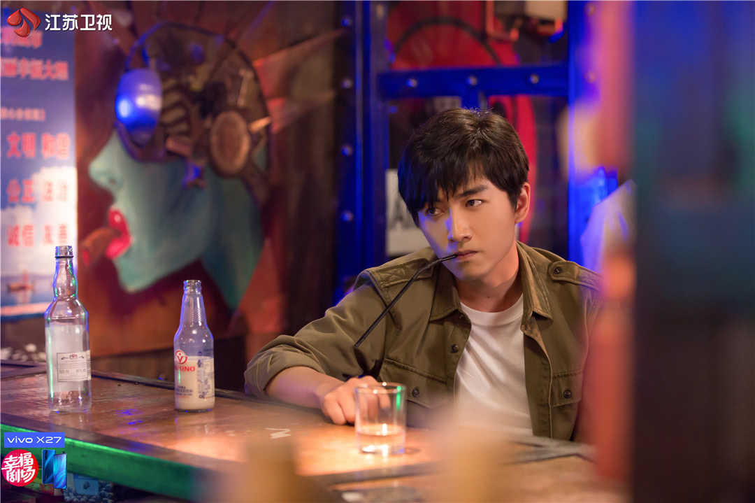 金小天面对危机时沉着应对的态度和他不凡的身手让李心月对他的身份