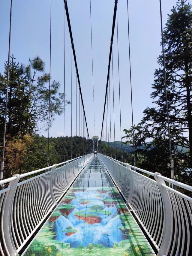 万达小镇又出新招!炫彩玻璃桥,悬崖秋千……"五一"正式上线_丹寨