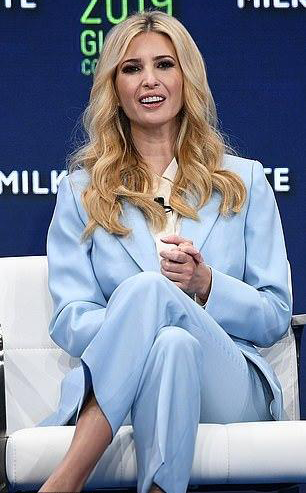 伊万卡真高级浅蓝色西装搭黄色大波浪年轻好几岁笑起来真调皮