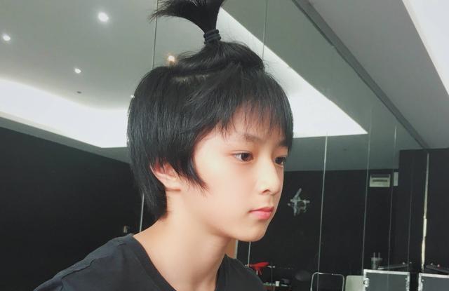 台风少年团刘耀文迅速成长不知不觉中从小奶文儿变成了小狼崽