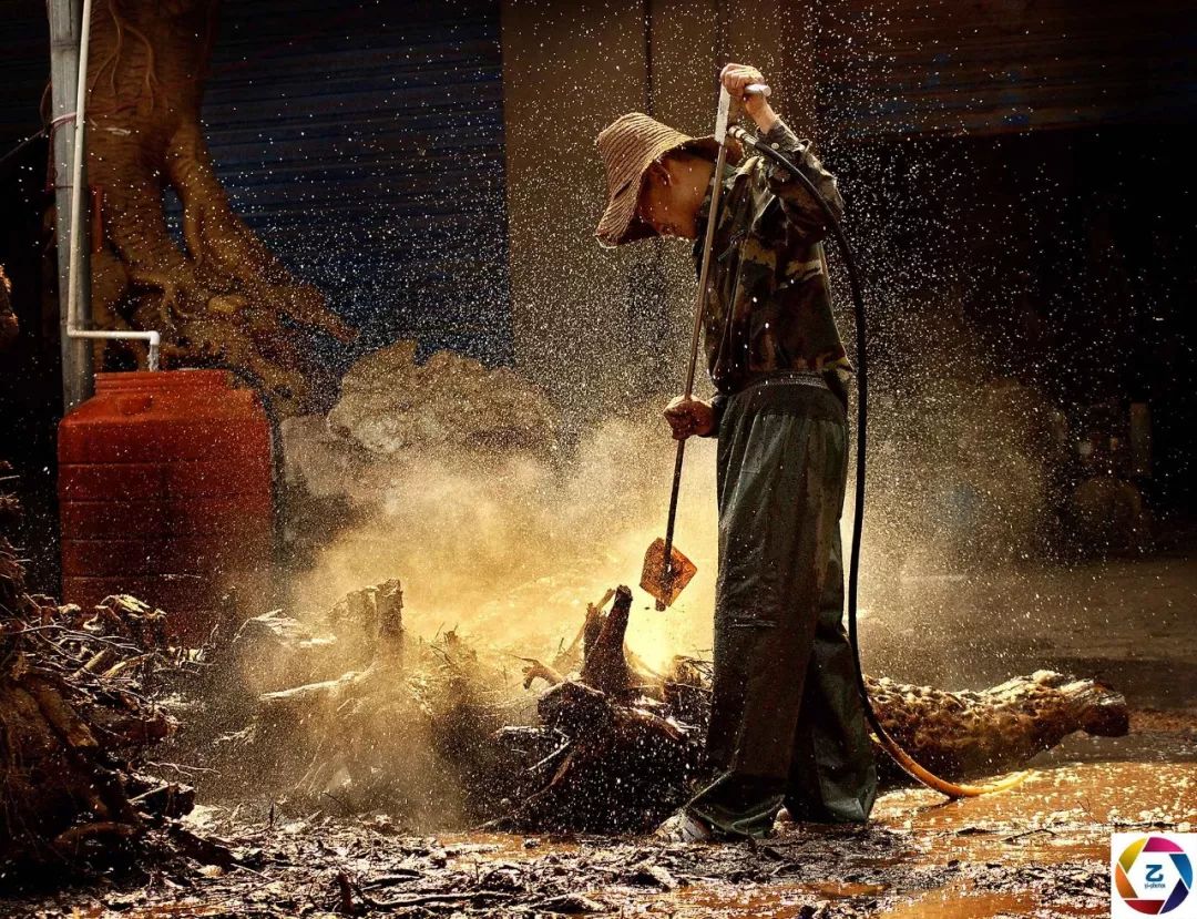 原创民工兄弟在粉尘中作业瞬间面目全非这些劳动场景让人震撼