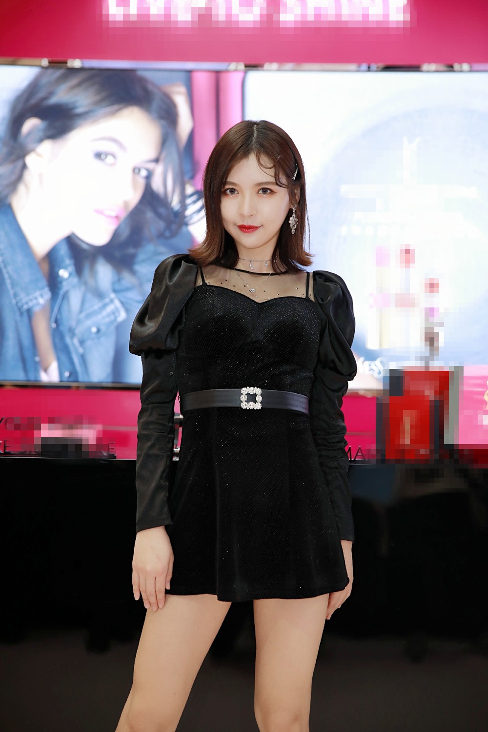 七名成员风格各异,唱跳实力俱佳,出道后大受粉丝欢迎,在中韩两地拥有