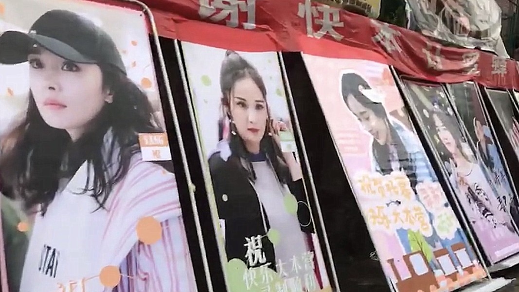 原创杨幂录快本粉丝冒雨拉横幅举灯牌还大唱爱的供养