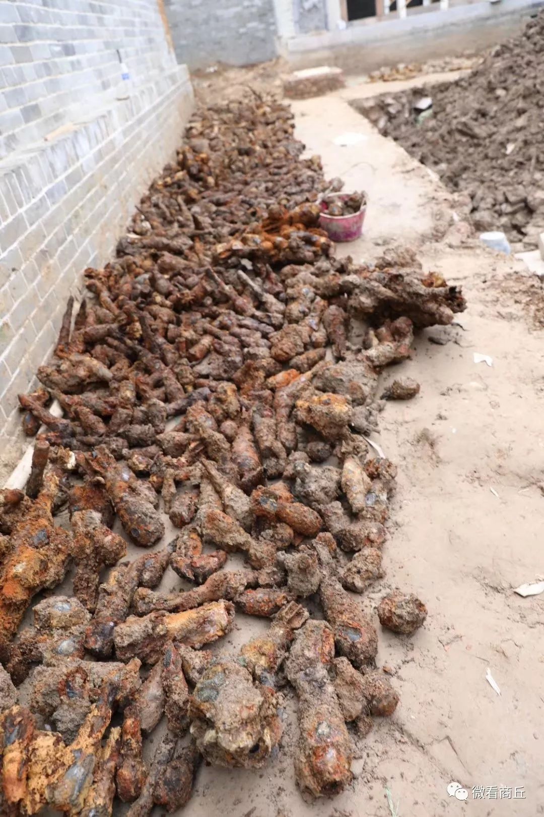 商丘一个四合院藏这么多炸弹被人给挖出来了,_燃烧弹
