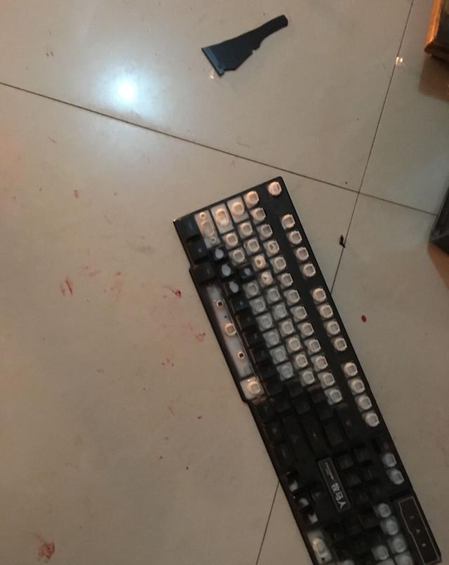 摔键盘砸电脑图片