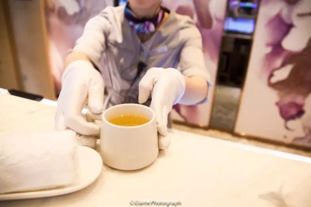 大堂的服务员小姐姐,会先给进出的客人提供麗枫品牌的花茶和热毛巾,真