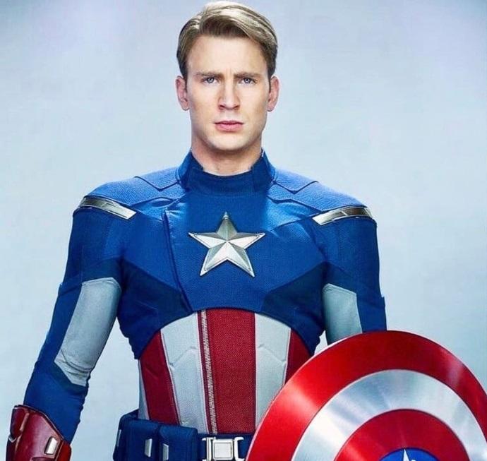 美国队长,不过他的战袍同款还是可以get的,这身红蓝相间的衣服造型