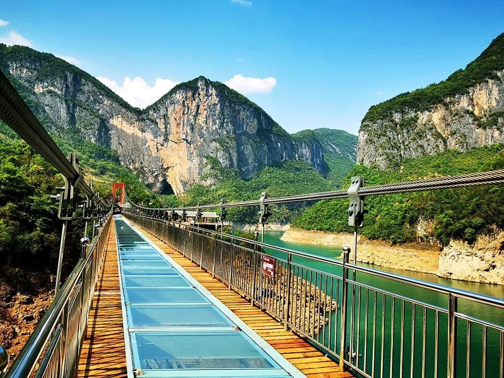 恩施又添世界唯一跨江玻璃桥五一上线
