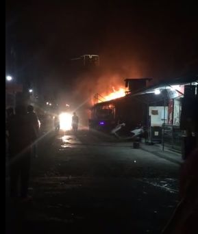 昨晚西头乡市场内一店铺发生火情,现场火势骇人