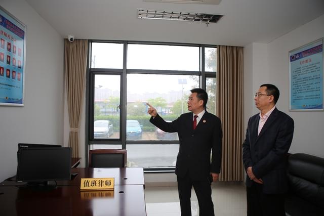 靖江市副市长姚东辉为靖江市检察院丁明霞同志颁发荣誉证书