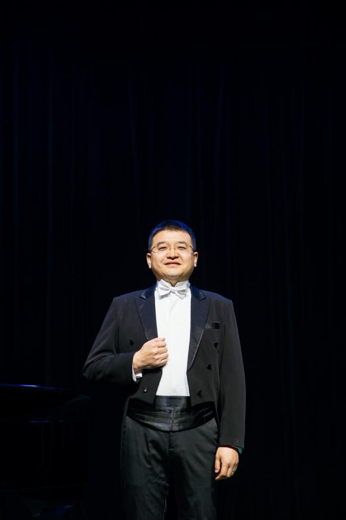 16岁踏出家门走上艺术的求学之路,后师从于西安音乐学院白萌,盛瑞强