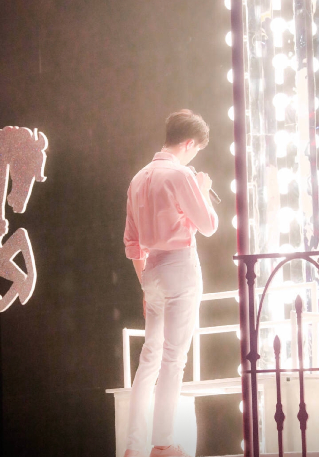 "看背影就很心动的男生" 温暖的陈立农必须算一个