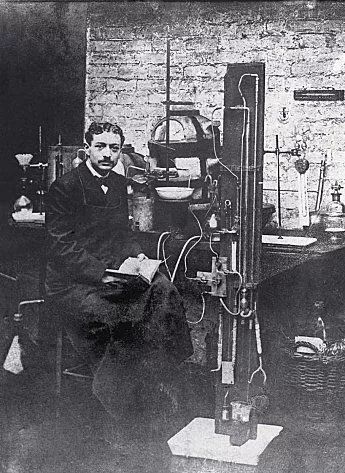 从那以后染发才真的开始为时尚效力1931年珍·哈露在电影《银发女郎》