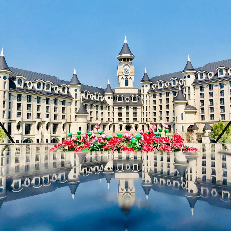 安吉这座城堡酒店有魔力,大人儿童住进来都会变成"小孩子"!