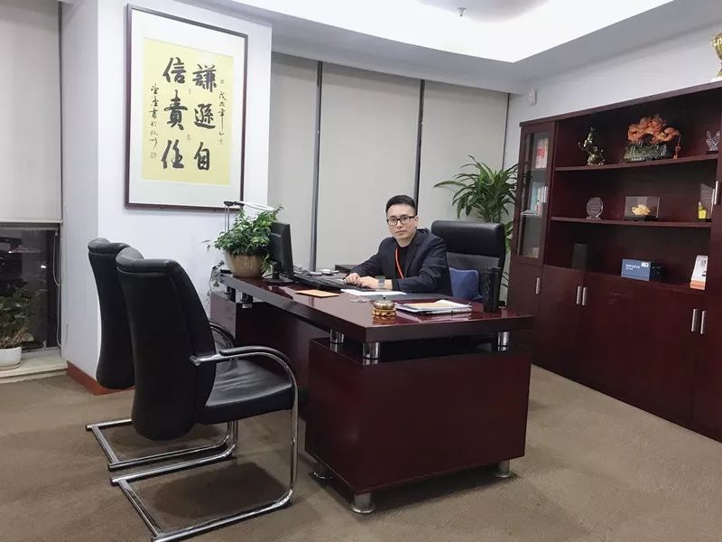 无悔之路空闲的时候,满浩洋很爱思考,不到30岁的年龄,硬把30岁之后到