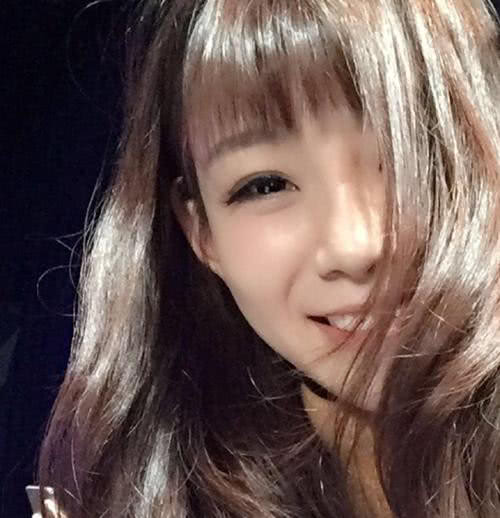 斗鱼美女主播孙立人凭实力上位,正式从主播转型为官方解说!