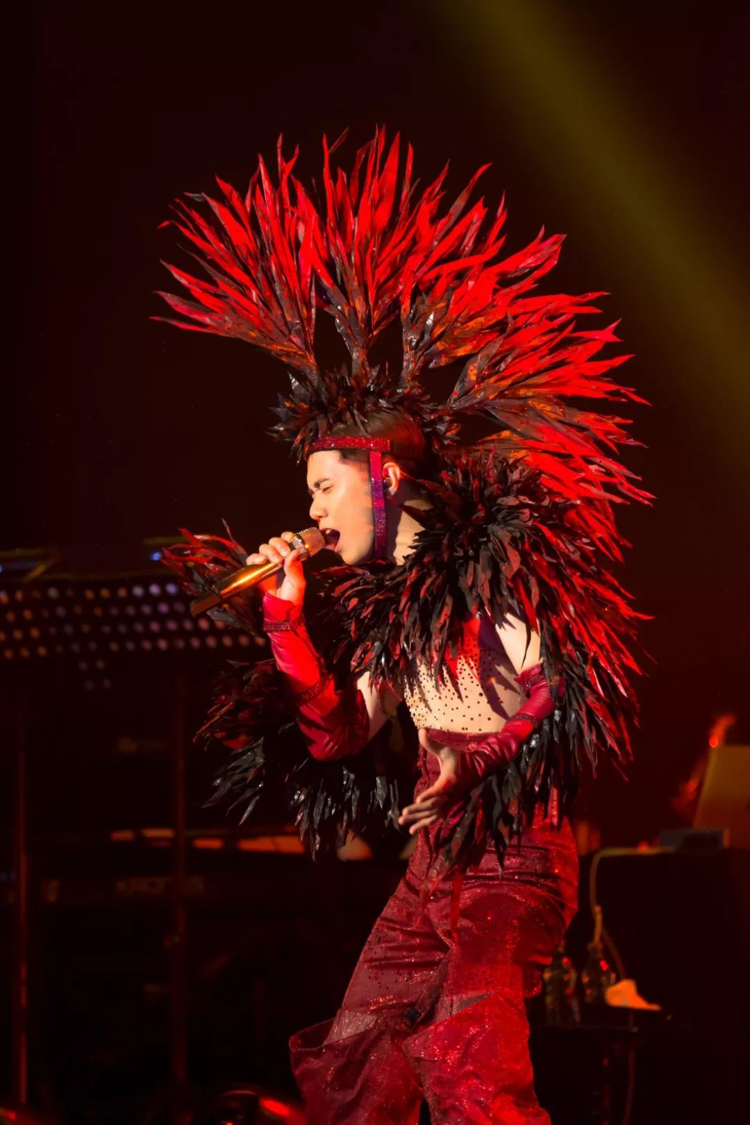 张敬轩火爆开唱差点缺氧,点名粉丝胡定欣:陪我征讨