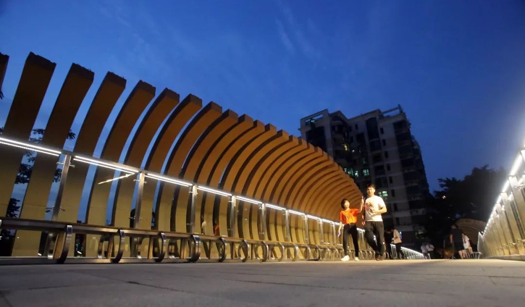 深圳又一条门户天桥被点亮