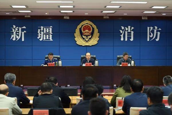 会上,消防救援总队总队长姚清海分析研判了全区近三年的火灾形势,传达