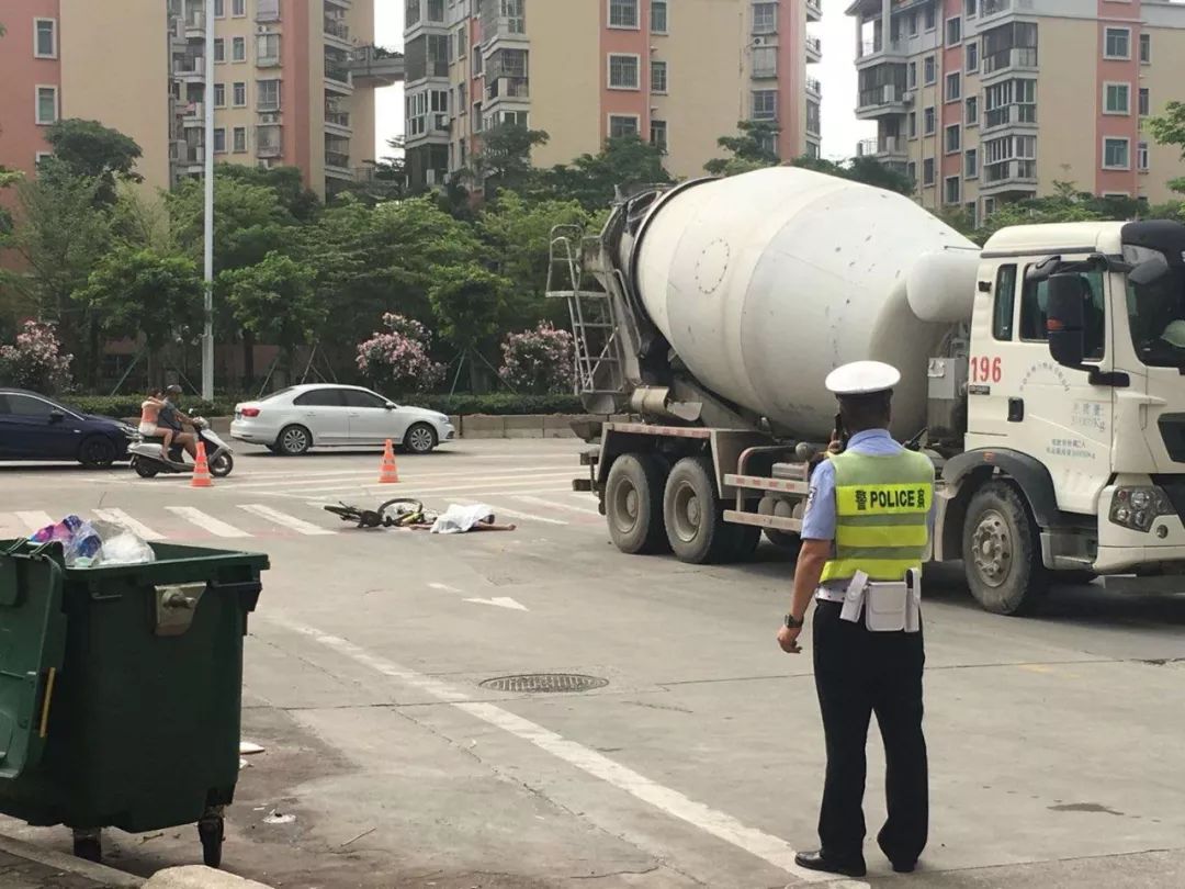 上午7:55分,斗门一男子惨遭混凝土车碾过,当场盖上白布!