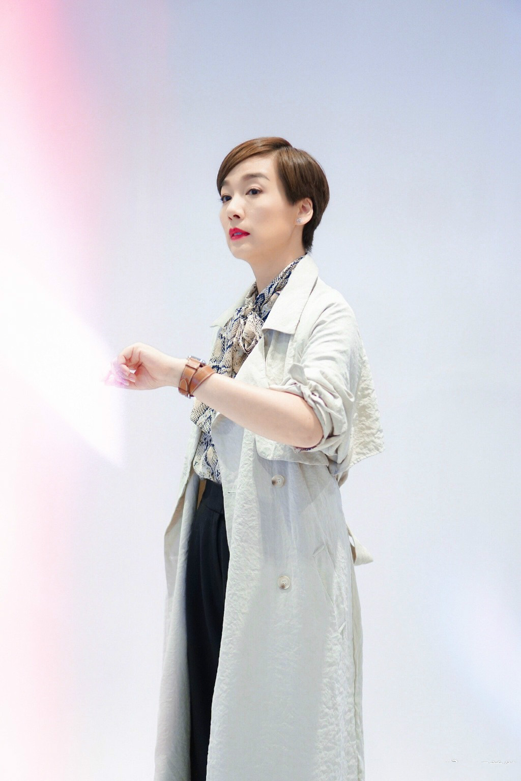 48岁江美仪蝴蝶结衬衫搭蓝裙气质优雅,一身粉色配短发减龄似少女