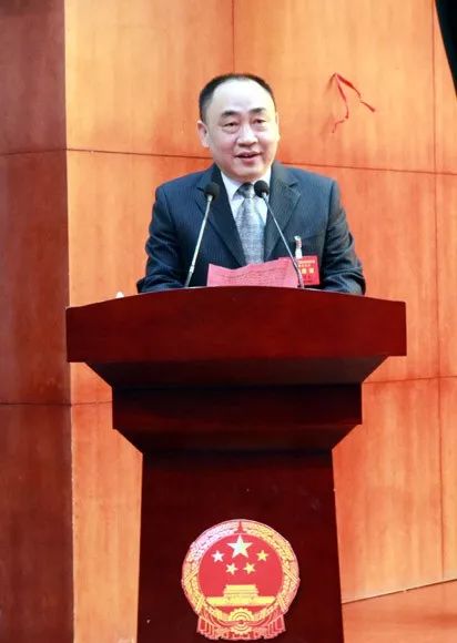 新当选的三山区人民政府区长王贵成,三山区监察委员会主任胡光铭分别