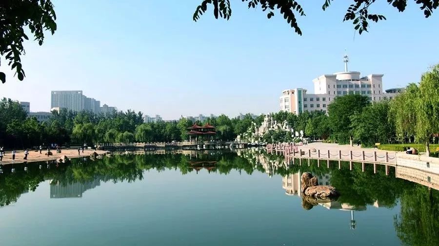 潍坊学院校园风景图片