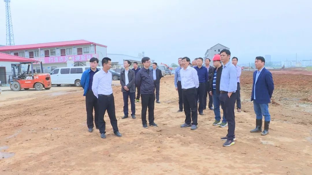 县领导彭世富,黄小华,龙足立,赖厚春及县公安局政委蒋六志分别陪同