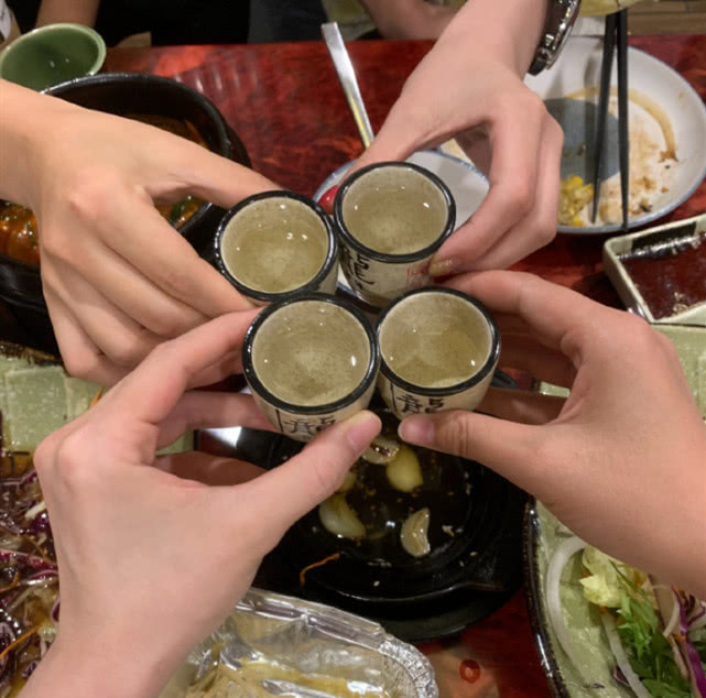 原创刘诗雯与闺蜜团喝酒庆祝!亲吻干女儿太有爱,被"逼"请吃大餐