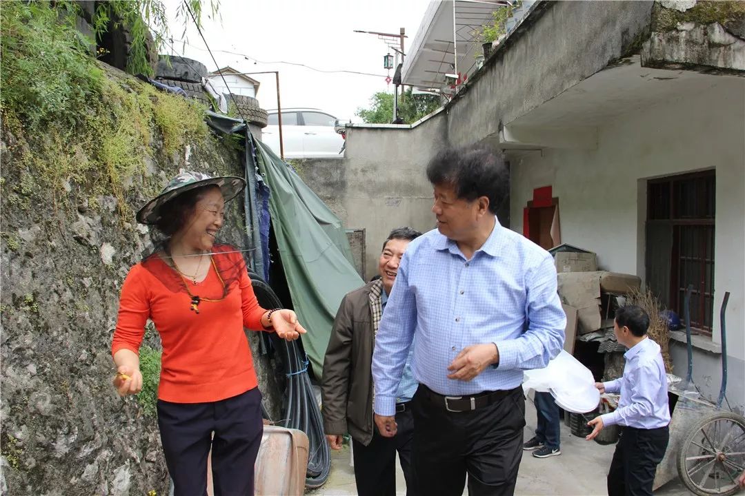 民建市委會向興山縣南陽鎮陽泉村