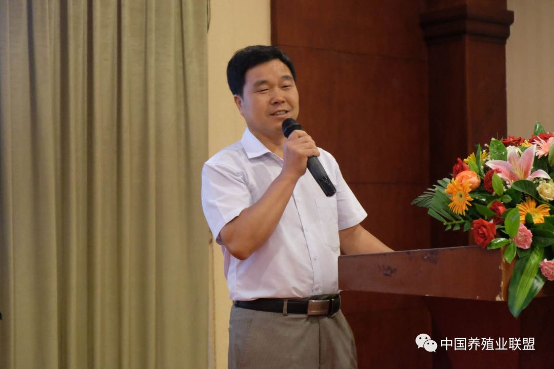 王献忠:从事养殖30余年.从事过蛋鸡孵化,养鸡生产和技术服务等工作.