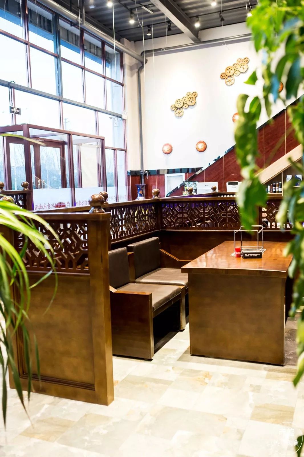 敞亮的一楼大厅,小隔断完美的为各个散台支起了私密屏障,说是半开放
