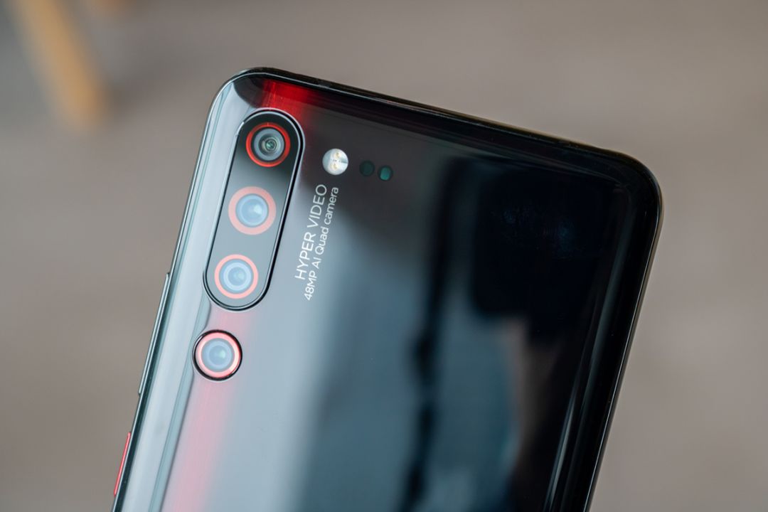 联想z6 pro在拍摄方面下的功夫非常足,搭载了四摄像头的设计,分别由