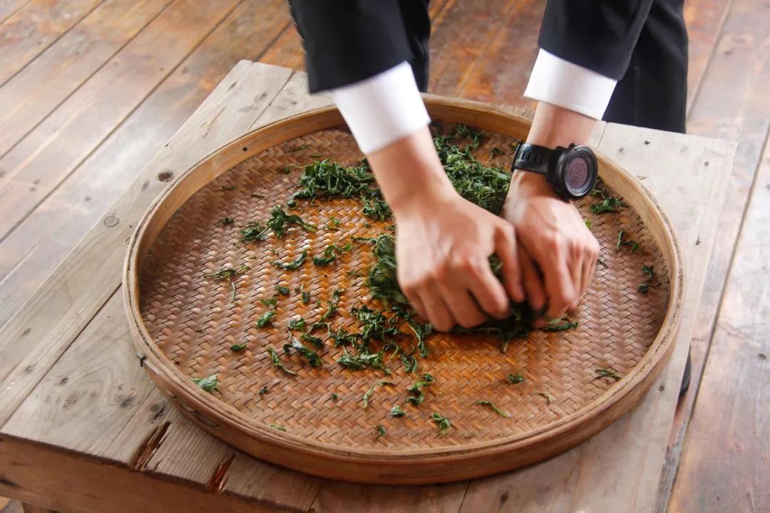 团品尝了特色的茶餐每一道菜品材料都取自于茶园内的种植基地再用茶叶