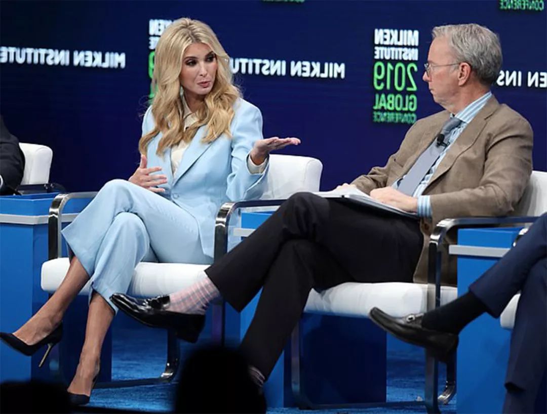 38岁伊万卡穿西装开会,化紫色烟熏妆竟很知性,配粉唇显得更年轻